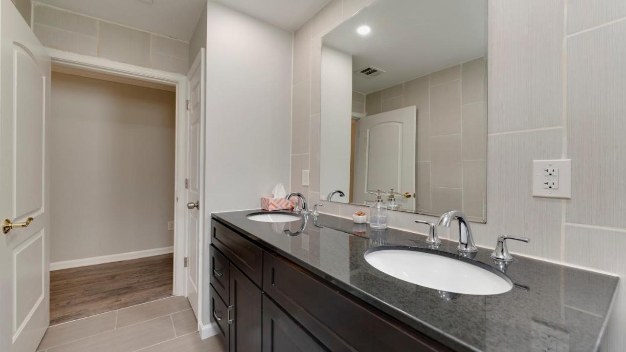 Stylish 3Br 3Ba Colonial House By Cozysuites アレクサンドリア エクステリア 写真