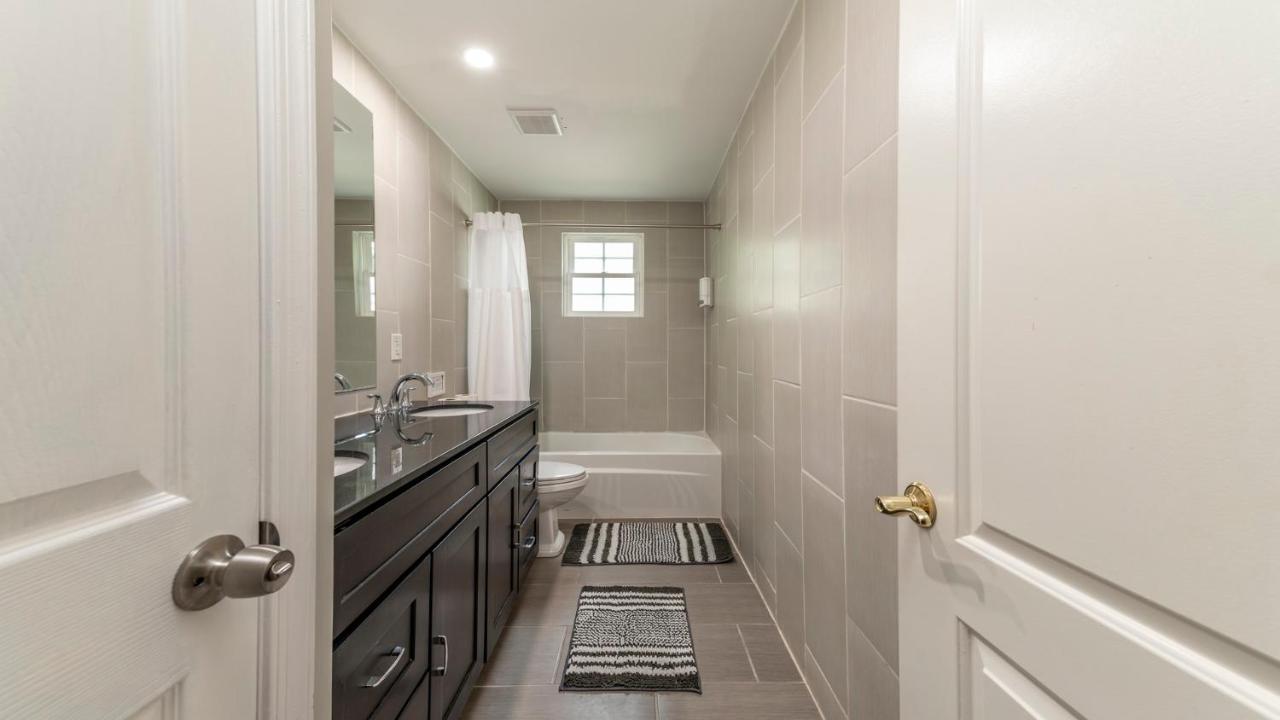 Stylish 3Br 3Ba Colonial House By Cozysuites アレクサンドリア エクステリア 写真